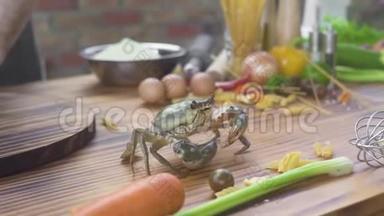 海鲜餐厅。 海鲜餐厅厨房餐桌上的活蟹.. 厨师用新鲜螃蟹做食物。 新鲜